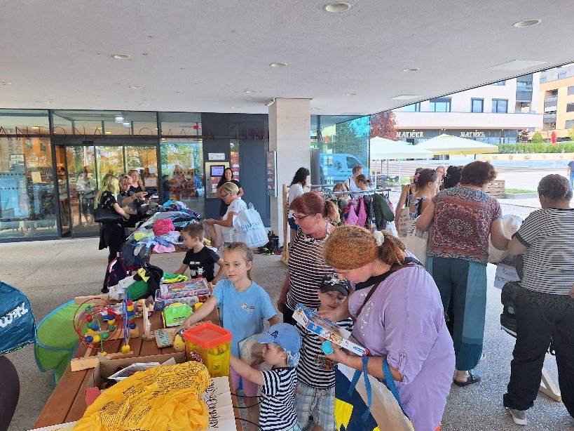 Najmlajše so pritegnile igrače in knjige
